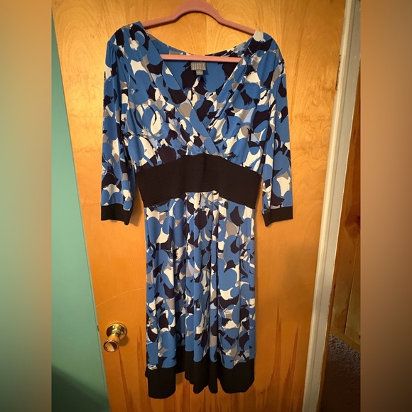 Women’s dress - Picture 6 of 7